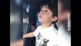Ένα αγοράκι 5 ετών εκπλήσσει τους πιλότους με τις γνώσεις του στα αεροπλάνα