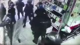 पुलिस दंगा लूटने मेक्सिको में एक दुकान