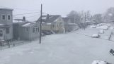 En gade i Boston frøs, efter oversvømmelse og frost