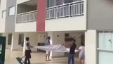 Διάσωση ενός σκύλου που πέφτει από μπαλκόνι