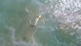 Drone salvar duas pessoas de afogamento no mar