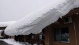Ștergerea zăpadă pe un acoperiș (Japonia)