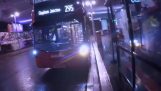 Μοτοσικλετιστής σε άγρια διένεξη με οδηγό λεωφορείου (Λονδίνο)
