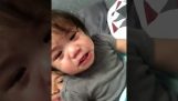 Ένα μωρό που κλαίει βλέπει μια κάμερα