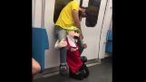 забавен Хелоуин костюми метрото