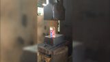Come appendere una scatola di fiammiferi con un metallo martello