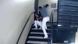 De honkbalspeler Danry Vasquez opgenomen op video verslaan van zijn vriendin