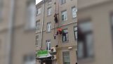 Trabalhadores contra a escada de risco