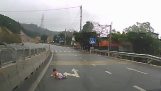 En baby krypende i midten av en motorvei