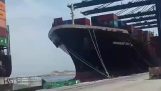 二つの貨物船は港パキスタンで衝突します