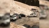Τεράστια χιονοστοιβάδα παρασύρει αυτοκίνητα (Ρωσία)