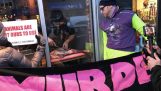 restaurante proprietário cortes de carne na frente de manifestantes vegan