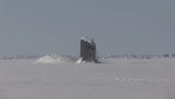 Submarino emerge sobre el hielo