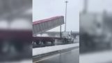 camion benă se ciocnește cu pod