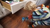 Uma criança de 3 anos a preparar dois copos com suco