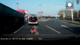 Kleinkind fällt aus Auto in Bewegung