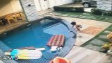 7χρονος σώζει ένα μωρό σε πισίνα