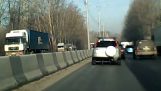 Gevaarlijk inhalen veroorzaakt ongeval (Rusland)