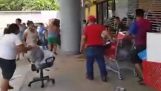 Τίμιοι πολίτες επιστρέφουν τα κλεμένα προϊόντα στο σουπερμάρκετ (Βενεζουέλα)