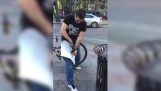 Άνδρας προσπαθεί να καταστρέψει ένα αντιφασιστικό πλακάτ