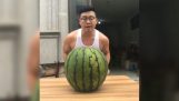 Hvordan til at skære en vandmelon på 1 sekund