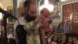 Ιερέας βαφτίζει επικίνδυνα ένα μωρό