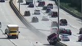 Водитель теряет контроль и разрушает фонарные шоссе
