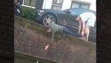 Μεθυσμένος προσπαθεί να πιάσει ένα κουτάκι μπύρας (Άμστερνταμ)