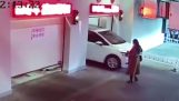 Nieostrożny kobieta wchodzi automatyczne parkowanie
