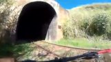 Bicicliștii pe un tren într-un tunel