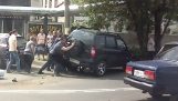 Rescue motorcyklist fastnat under bilen
