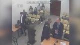 Осужденный убегает из зала суда (Албания)