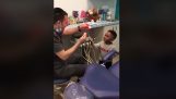 Tandläkare gör magi för ett litet barn