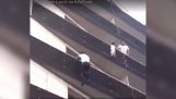 Νεαρός σκαρφαλώνει σε μπαλκόνι για να σώσει ένα μικρό παιδί