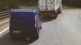 Truck verplettert van in onwaarschijnlijk ongeval (Engeland)