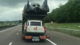 Een vrachtwagen geladen met verbazingwekkende auto's