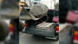 Ήθελαν να φορτώσουν μια τεράστια πέτρα σε ένα ημιφορτηγό