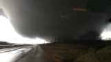 tornado enorme passa davanti alla macchina