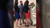 Priest smacking un bambino