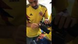Fans av Colombia passert hemmelighet å drikke på et stadium av World Cup