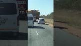 Bil forsøger at overhale en lastbil (Zimbabwe)