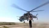 Brave journaliste a été presque frappé par un hélicoptère militaire