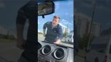 Padre rompe finestrini della macchina per ottenere la sua figlia