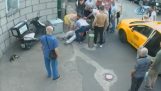 Bir adam kalp krizi uğrar ve yoldan geçenler tarafından kaydedilen (İstanbul)