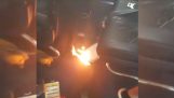 Ένα power bank παίρνει φωτιά σε αεροπλάνο της RyanAir (Βαρκελώνη)
