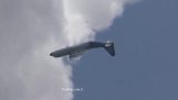 Ένα αεροπλάνο C-130J κάνει loops