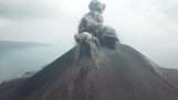 Grande erupção do Krakatau vulcão na Indonésia