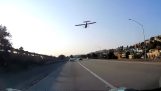 飛行機は、高速道路上の緊急着陸を作ります