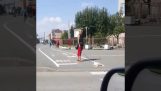 Γυναίκα βγάζει βόλτα το νεκρό σκύλο της
