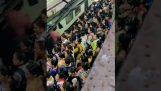 Nők zsúfolt metró Mumbaiban (India)